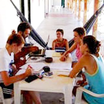 persone intorno a un tavolo